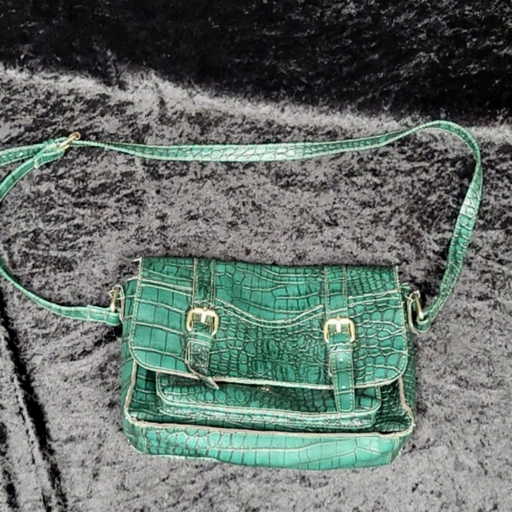 Green Faux Gator Skin Leather Purse Gold Buckles And Magnet Closure